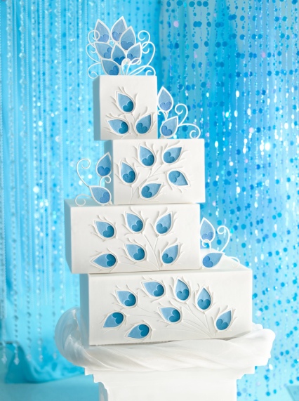 And here is a beautiful wedding cake with the theme of peacocks